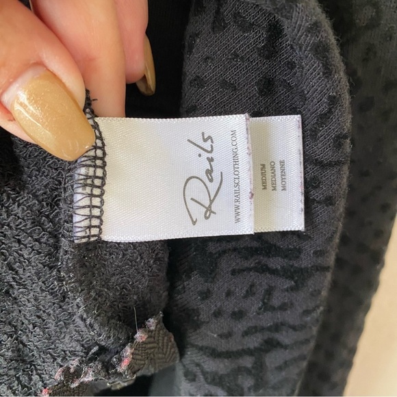 Rails Black Marlo Flocked Cobra
Pattern Side Zippers Cropped
Sweatshirt Top SZ M - Picture 13 of 13